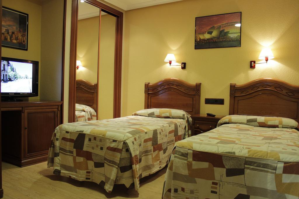 Hostal Ana Belen Madrid Bagian luar foto