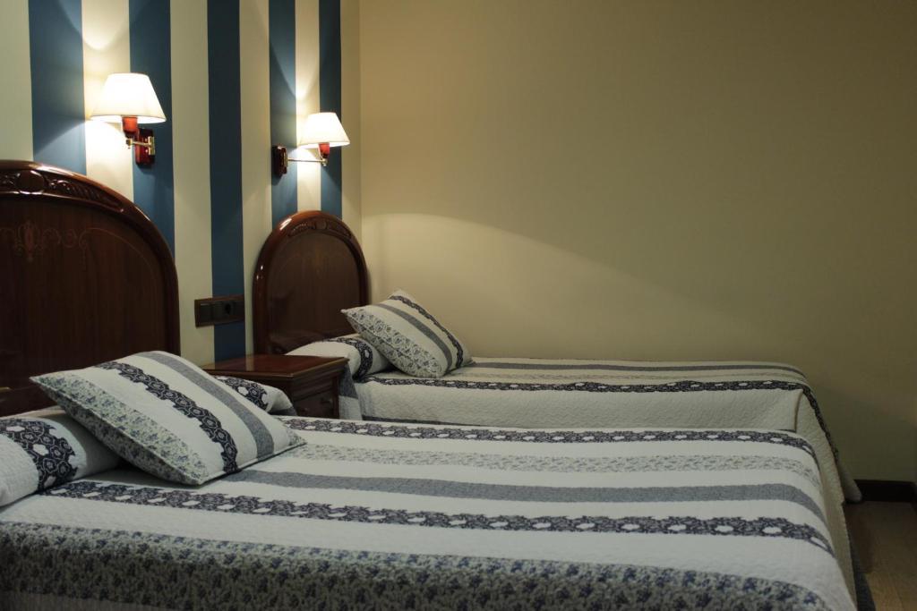 Hostal Ana Belen Madrid Bagian luar foto