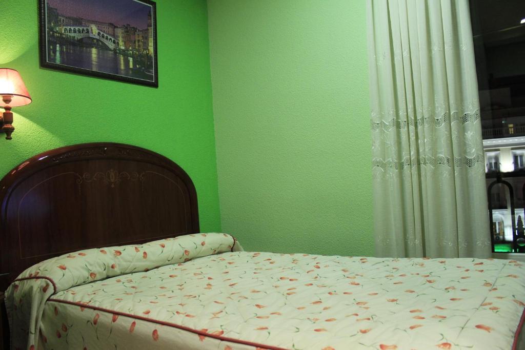 Hostal Ana Belen Madrid Bagian luar foto
